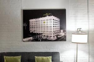 una imagen de un edificio blanco en una pared en TWO Bold 2BR 2BA Apartments by CozySuites, en Indianápolis 18 fotos más