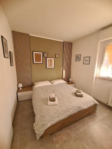 1 dormitorio con 1 cama con 2 toallas en Casa Vacanza - La Maison Jolie - Settecamini, en Settecamini