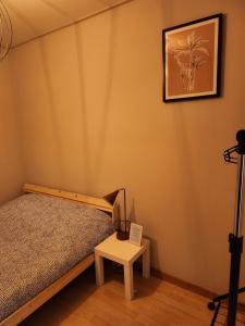 ein kleines Schlafzimmer mit einem Bett und einem Tisch in der Unterkunft Appartement secteur Cathédrale in Straßburg