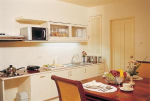 Kitchen o kitchenette sa LK Pavilion Executive Serviced Apartment