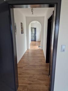 un couloir menant à une chambre avec un couloir dans l'établissement Landvilla Dagobert, à Malsfeld