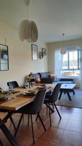 奥维塞多ALQUILER VACACIONAL PLAYA O VICEDO的带桌椅和沙发的客厅