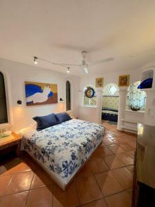 um quarto com uma cama num quarto com janelas em Marboka Hotel & Suites em Puerto Vallarta