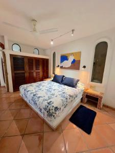 巴亞爾塔港的住宿－Marboka Hotel & Suites，一间卧室配有一张大床和一张桌子