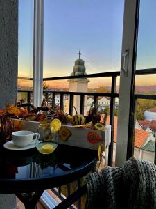 einen Tisch mit einer Schüssel Essen auf dem Balkon in der Unterkunft Apartman Riva in Kraljevo