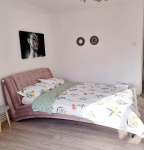 - un lit dans une chambre dans l'établissement Apartament Elegant - Zona Alfa, à Arad
