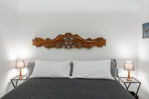 sypialnia z łóżkiem z dwoma lampami w obiekcie Art Apartment Galliera w Bolonii