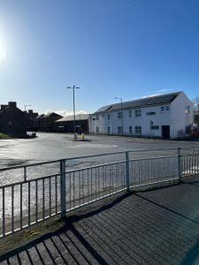 einen Metallzaun vor einem Parkplatz in der Unterkunft Glebe Street Dumfries in Dumfries