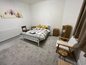 Katil atau katil-katil dalam bilik di Luxury 1BR Flat Central Dumfries Self Check-in, Parking, Wi-Fi