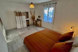 una camera da letto con un letto grande in una stanza di Soleil d’ocre - Bastide à Roussillon a Roussillon