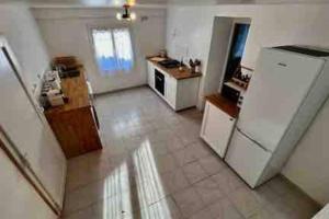 una cucina con frigorifero bianco in una camera di Soleil d’ocre - Bastide à Roussillon a Roussillon Altre 11 foto