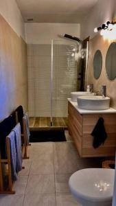 un bagno con wc, lavandino e doccia di Soleil d’ocre - Bastide à Roussillon a Roussillon