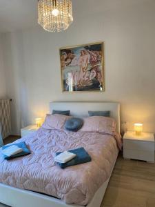 Ένα ή περισσότερα κρεβάτια σε δωμάτιο στο Appartamento romantico centro storico con parcheggio comodo