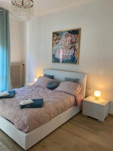 um quarto com uma cama grande com almofadas em Appartamento romantico centro storico con parcheggio comodo em Reggio Emilia