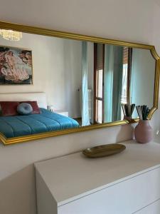 Ένα ή περισσότερα κρεβάτια σε δωμάτιο στο Appartamento romantico centro storico con parcheggio comodo