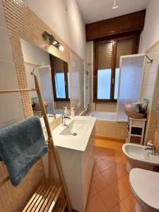uma casa de banho com um lavatório, um WC e uma banheira em Appartamento romantico centro storico con parcheggio comodo em Reggio Emilia