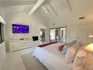 En TV eller et underholdningssystem på THE CROWN JEWEL: Luxurious Condo, 2 En-Suites, Stunning Views, Lg Patio! Managed by Greenday.