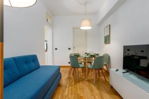 uma sala de estar com um sofá azul e uma mesa em [near Funicolar] Bergamo Alta Design HOUSE 1 em Bérgamo