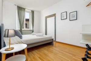 um quarto com uma cama e uma mesa em [near Funicolar] Bergamo Alta Design HOUSE 1 em Bérgamo