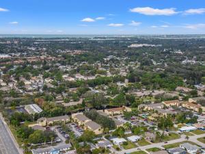 een luchtzicht op een stad met bomen en gebouwen bij Cozy 2-Bedroom Condo in Prime Siesta Key Location in Sarasota
