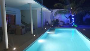 een zwembad in een huis 's nachts bij Amour Sénégal in Ngaparou