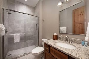 łazienka z prysznicem, toaletą i umywalką w obiekcie NEW Condo Grand Park W/Hot Tub & Mountain View w mieście Fraser +30 zdjęć