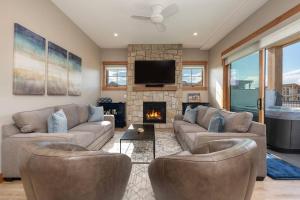 salon z dwiema kanapami i kominkiem w obiekcie NEW Condo Grand Park W/Hot Tub & Mountain View w mieście Fraser