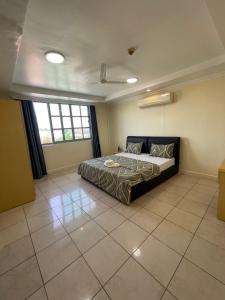 een slaapkamer met een bed in het midden van een kamer bij Kolo's Mayfair private apartments in Dar es Salaam