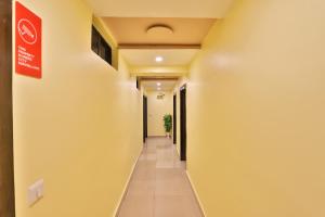 korytarz w szpitalu z napisem na ścianie w obiekcie Hotel Green Land w mieście Ahmadabad