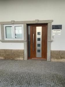 une porte en bois sur le côté d'un bâtiment dans l'établissement Casa da Moagem, à Vinhais