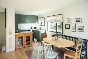 a kitchen and dining room with a table and chairs at Abitaziun Patgific in Trin