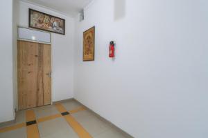 a room with a door and a fire hydrant on a wall at OYO Flagship Mg Mehak Garden in Darbi