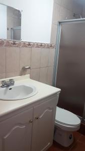 een badkamer met een wastafel en een toilet bij Departamento Dúplex Colonial in Quito