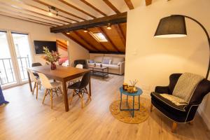 ブルゴスにあるLa Buhardilla de los Soportalesのダイニングテーブルと椅子のあるリビングルーム +11枚の写真