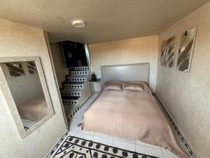 Uma cama ou camas num quarto em Riad Dar Naima Imsouane