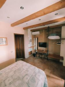 Телевизор и/или развлекательный центр в Private Room in the Food Valley of Parma