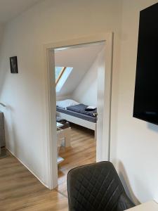 Postel nebo postele na pokoji v ubytování FeWo WIEKO Plauen Leibnizstr. H1 DG Mitte