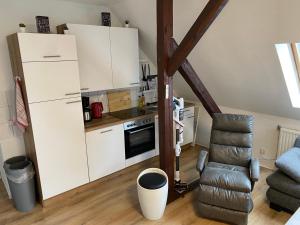 Kuchyň nebo kuchyňský kout v ubytování FeWo WIEKO Plauen Leibnizstr. H1 DG Mitte + 6 fotografií