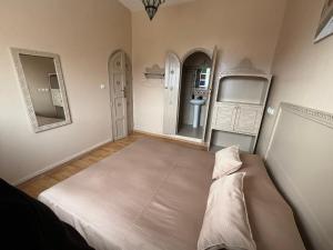 Uma cama ou camas num quarto em Riad Dar Naima Imsouane