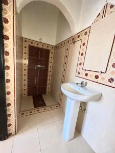 Uma casa de banho em Riad Dar Naima Imsouane