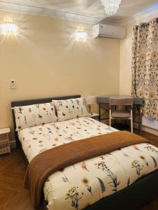 um quarto com uma cama e uma mesa em Casa Marina- 4 bedroom house with garden and balcony em Golders Green