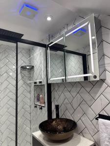 a bathroom with a sink and a mirror at Casa Marina- 4 bedroom house with garden and balcony in Golders Green