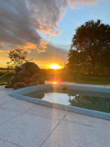 a hot tub with the sunset in the background at Portezuelo de árboles 