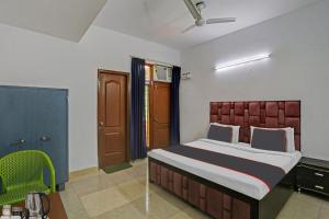 a bedroom with a bed in a room at OYO Omi Guest House in Gurgaon
