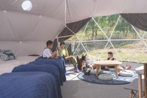 Glamping TOMAMU的休息区
