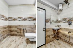 Capital O Hotel Maple View في Naroda: حمام مع مرحاض ومغسلة