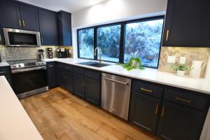 Kuhinja oz. manjša kuhinja v nastanitvi High End A-Frame - Hot Tub - Awesome Views - Yosemite - Electric Vehicle Friendly - Sleeps 10