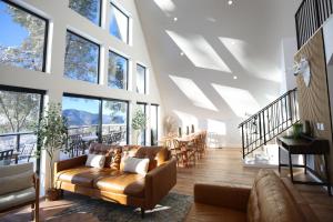 Predel za sedenje v nastanitvi High End A-Frame - Hot Tub - Awesome Views - Yosemite - Electric Vehicle Friendly - Sleeps 10