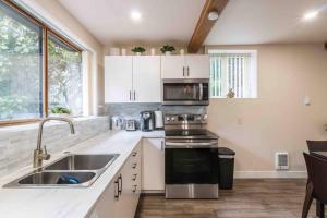 Una cocina o cocineta en Adorable new studio with free parking and WiFi