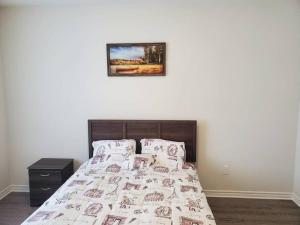 um quarto com uma cama e uma fotografia na parede em Adorable Cottage Port Stanley em Port Stanley